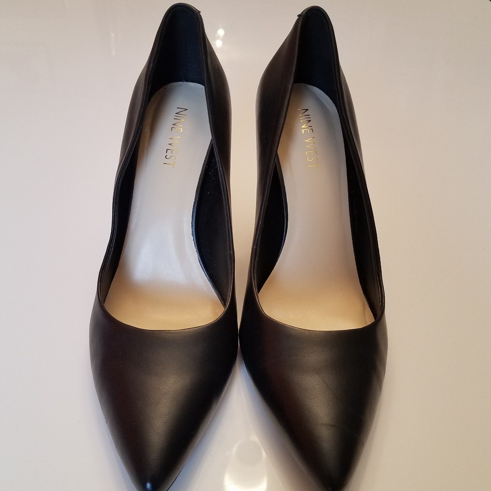 Nine West black leather pumps 8M
